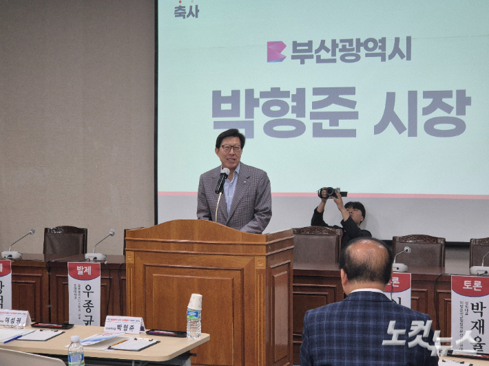 박형준 부산시장이 16일 부산시의회에서 열린 글로벌허브도시특별법 관련 토론회에서 이 법안의 필요성에 대해 말하고 있다. 박중석 기자 