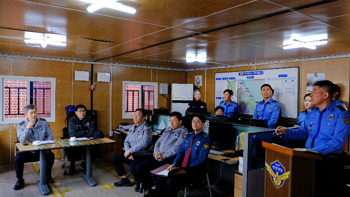 강릉해양경찰서와 강릉경찰서는 16일 공동으로 관할 구역 연안해역 해상순찰을 실시했다. 강릉해경서 제공