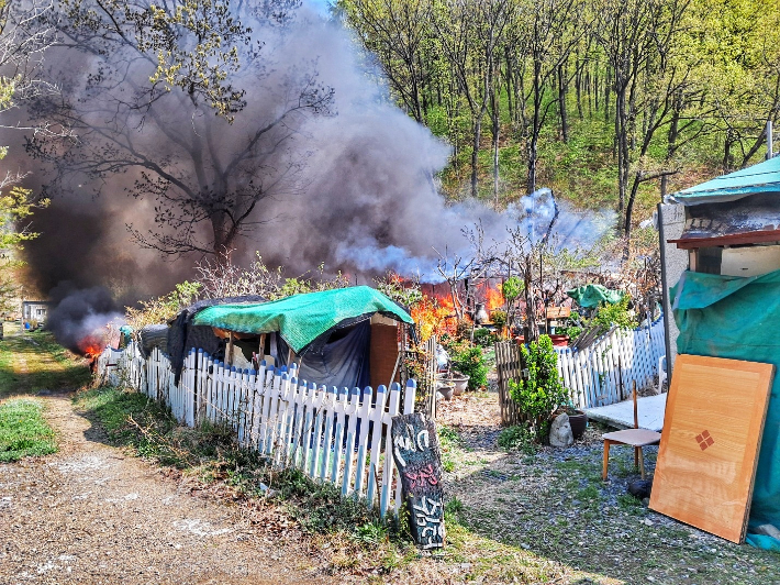 16일 오전 10시 3분쯤 울산시 울주군 범서읍 중리의 한 야산에서 화재가 발생했다. 울산소방본부 제공