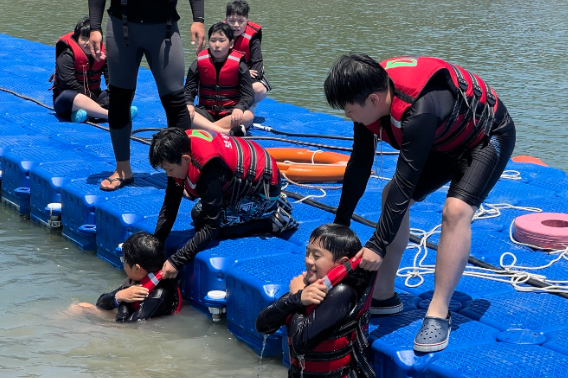 지난해 보성초등학교 학생들이 바다에서 생존수영 교육을 받고 있다. 보성교육지원청 제공  