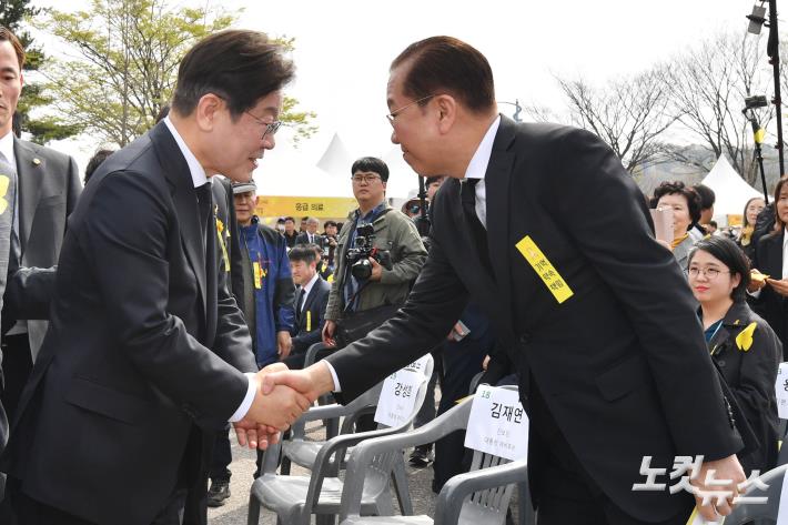 악수하는 이재명-권영세