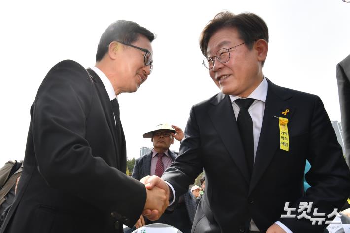 악수하는 김동연-이재명