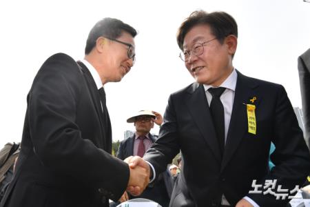 악수하는 김동연-이재명