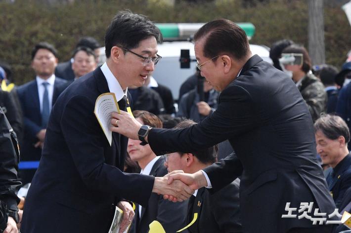 인사 나누는 김경수-권영세