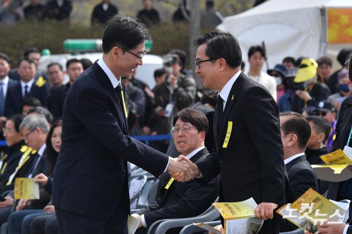 악수하는 김경수-김동연
