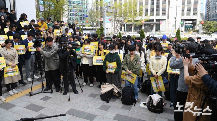 묵념하는 시민들
