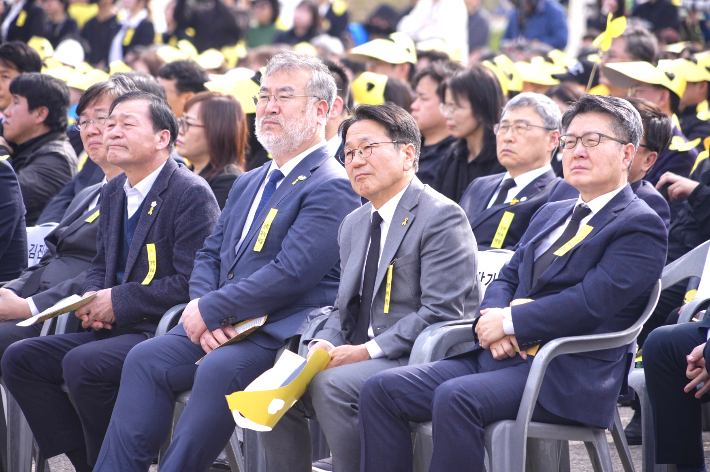 강기정 광주광역시장이 16일 오후 경기도 안산시에서 열린 '세월호 참사 11주기 기억식'에 참석, 기억영상을 시청하며 눈물을 흘리고 있다. 광주시 제공