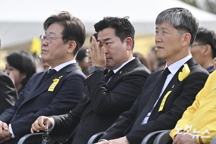 눈물 흘리는 박찬대 원내대표