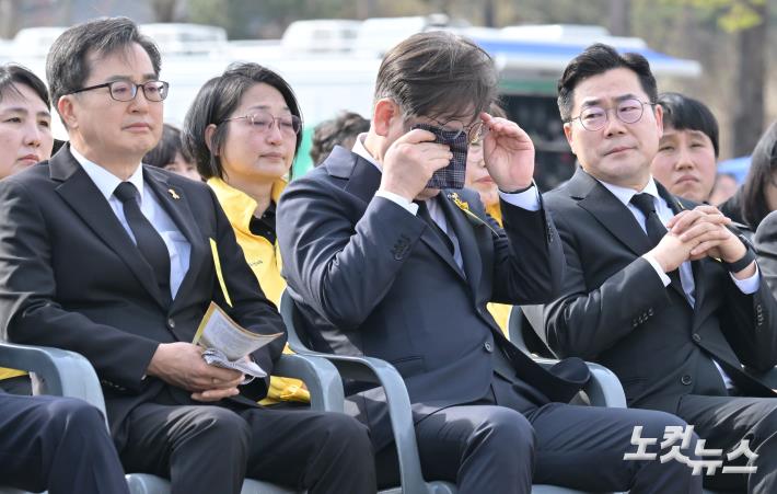 세월호 기억식에서 눈물 보이는 이재명 전 대표