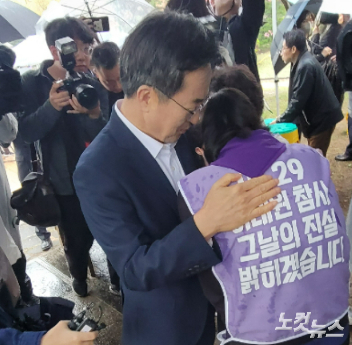 지난 2023년 4월 이태원참사의 진상 규명을 촉구하는 '10·29 진실버스'가 전국 순회 마지막 날 경기도 수원시를 찾은 가운데, 현장에 온 김동연 경기도지사가 유가족들을 끌어안고 울고 있다. 박창주 기자
