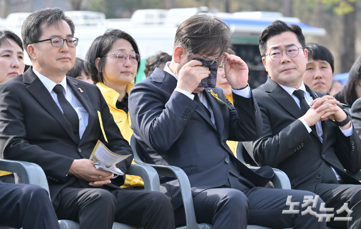 16일 안산시 단원구 화랑유원지에서 열린 세월호 참사 11주기 기억식에서 이재명 더불어민주당 전 대표가 눈물을 보이고 있다. 류영주 기자