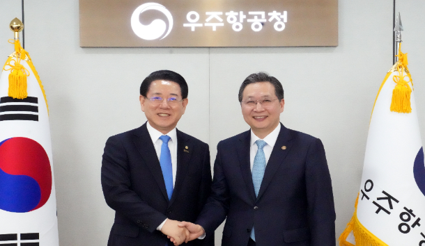 김영록 전라남도지사(사진 왼쪽)가 16일 오후 경남 사천 우주항공청을 방문, 윤영빈 우주항공청장과 면담을 갖고 '제2우주센터 고흥 나로우주센터 인근 유치' 및 '사이언스 콤플렉스 예비타당성조사 대상 사업 선정 협력' 등 도 현안 해결을 위한 건의 및 협조를 요청하고 있다. 전라남도 제공