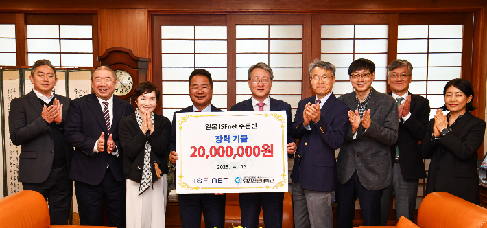일본 도쿄 ISFNET社 관계자들이 영진전문대를 방문해 장학금을 전달하고 있다. 영진전문대 제공 