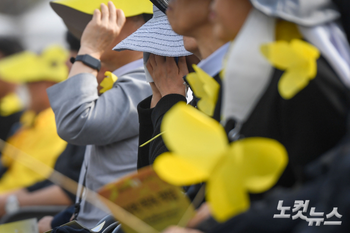 세월호 참사 11주기 기억식이 열린 16일 경기도 안산 화랑유원지에서 유가족들이 기억영상 시청 중 눈물을 흘리고 있다. 류영주 기자