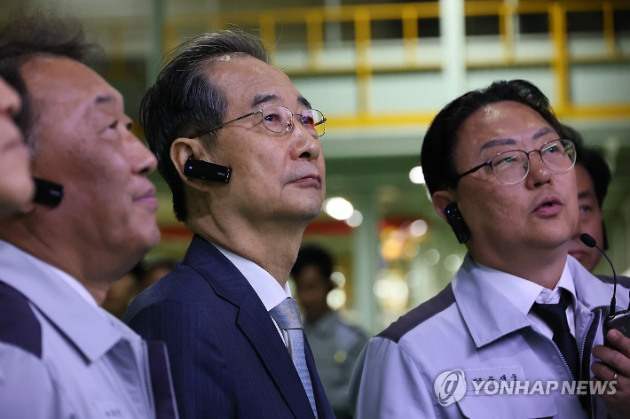 (광주=연합뉴스) 한상균 기자 = 한덕수 대통령 권한대행 국무총리가 15일 기아 오토랜드 광주공장을 방문하고 있다. 2025.4.15 [국무총리실 제공. 재판매 및 DB 금지] xyz@yna.co.kr 연합뉴스
