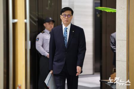 금통위 참석하는 이창용 한은 총재