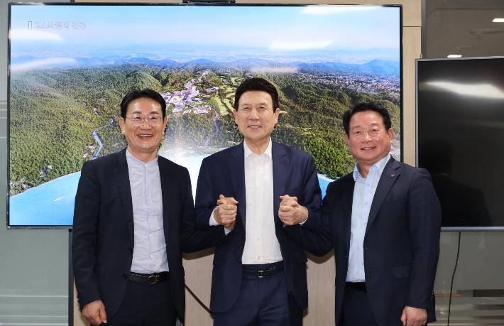 이정협 ㈜중원 회장, 이강덕 포항시장, 임학운 ㈜코스타밸리모나용평 대표이사(왼쪽부터) 포항시 제공