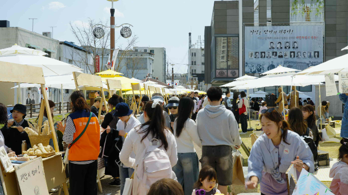 해천 일대에서 개최된 2025년 느린물결마켓. 밀양시 제공