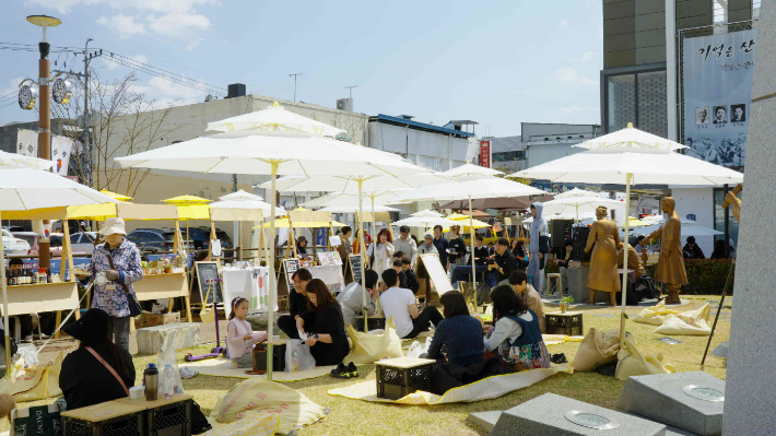 해천 일대에서 개최된 2025년 느린물결마켓. 밀양시 제공 