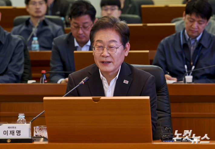 더불어민주당 이재명 대선 경선 후보가 17일 대전광역시 유성구 국방과학연구소(ADD)에서 열린 현장간담회에서 발언을 하고 있다.