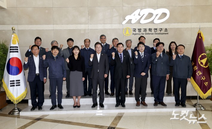 더불어민주당 이재명 대선 경선 후보가 17일 대전광역시 유성구 국방과학연구소(ADD)에서 이건완 국방과학연구소장 등 관계자들과 기념촬영을 하고 있다.