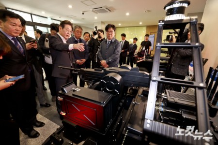 더불어민주당 이재명 대선 경선 후보가 17일 대전광역시 유성구 국방과학연구소(ADD)에서 AI기반 무인체계 연구개발 현장을 둘러보고 있다.