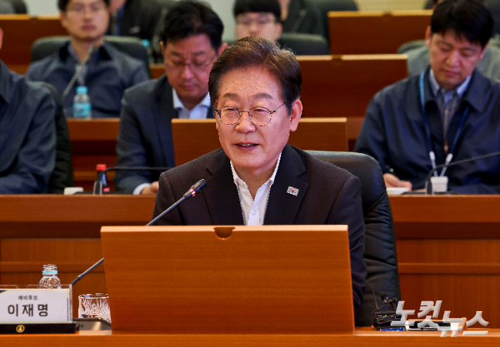 더불어민주당 이재명 대선 경선 후보가 17일 대전시 유성구 국방과학연구소(ADD)에서 열린 현장간담회에서 발언을 하고 있다. 국회사진취재단