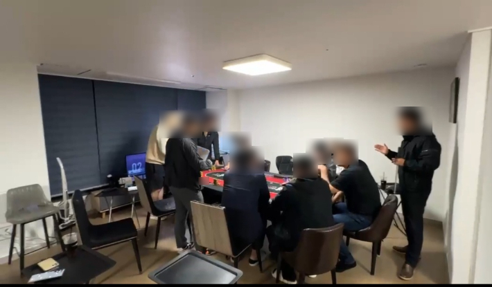 경찰이 불법 카지노 도박장 현장을 급습한 모습. 부산경찰청 제공