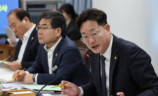 나광국 전남도의원(사진 오른쪽). 전남도의회 제공