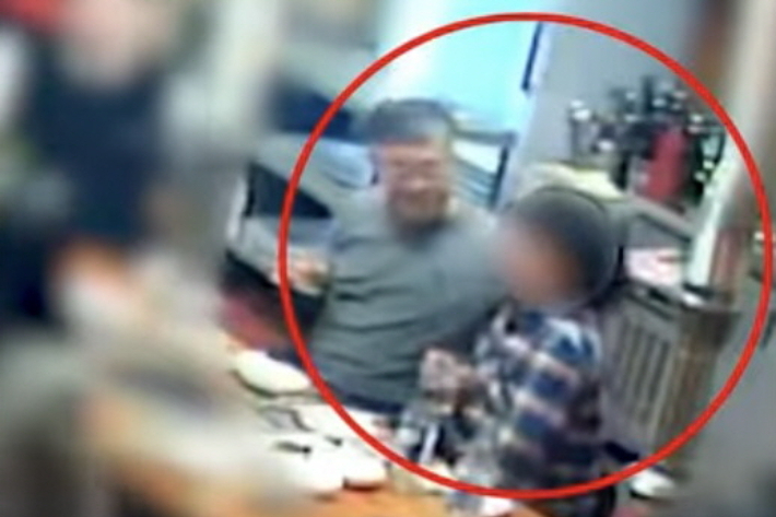 폭행 장면이 담긴 CCTV 영상 화면 캡처. 전국언론노동조합 경인협의회 제공