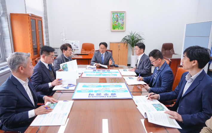 강기정 광주시장이 17일 제21대 대통령 선거를 앞두고 대선공약 세일즈를 펼치는 한편 정부의 추가경정예산안 국회 제출이 임박함에 따라 지역 대표 산업인 인공지능(AI) 예산 등을 확보하기 위해 총력을 다하고 있다. 광주시 제공