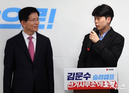 김문수 지지발언하는 연금개혁청년행동 대학생위원장