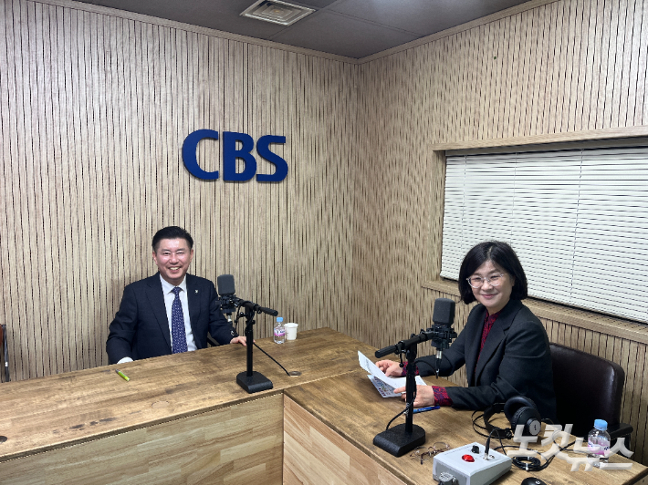 황순환 서원경교회 목사와 최영실 아나운서(우). 이한솔 아나운서