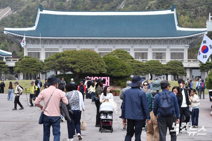 “이제 못 볼 수도”…관람객 붐비는 청와대