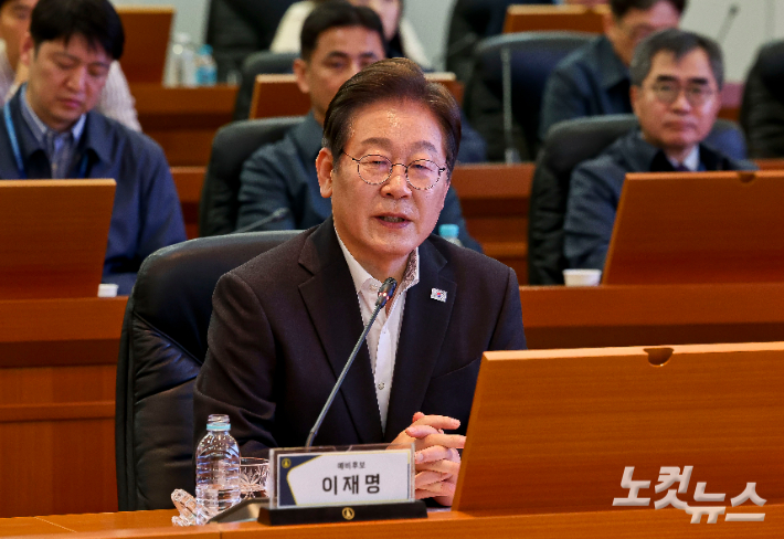 더불어민주당 이재명 대선 경선 후보가 17일 대전광역시 유성구 국방과학연구소(ADD)에서 열린 현장간담회에서 발언을 하고 있다. 국회사진취재단