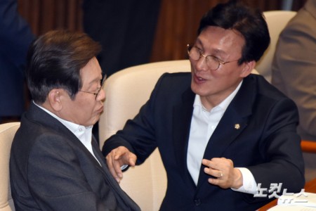 17일 서울 여의도 국회에서 열린 제424회 국회(임시회) 제5차 본회의에서 더불어민주당 이재명 전 대표와 김민석 최고위원이 대화를 하고 있다.