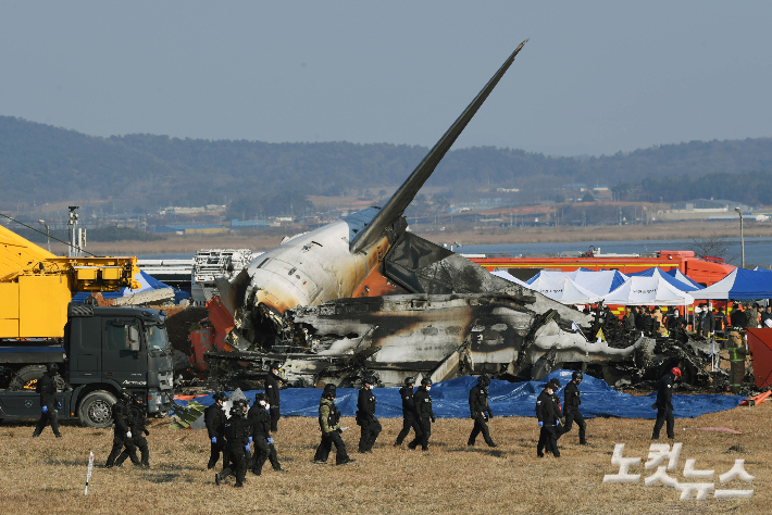 전남 무안국제공항에서 탑승객 181명을 태운 여객기가 착륙 중 활주로를 이탈해 사고가 발생한 지난해 12워 29일 사고현장에서 소방대원들이 수습작업을 벌이고 있다. 무안(전남)=황진환 기자