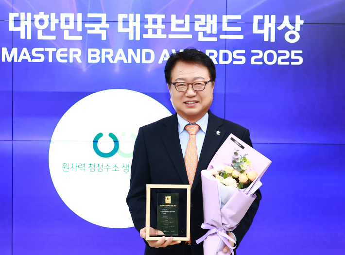 손병복 울진군수가 '대한민국 대표브랜드 대상'을 수상했다. 울진군 제공