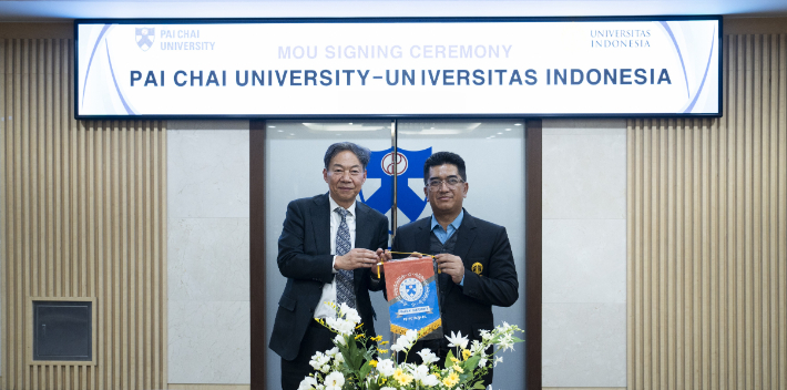 김욱(왼쪽) 배재대 총장이 학술교류 협력 협약식에서 헤리 헤르만시아 인도네시아 국립대학교 총장에게 배재대 깃발을 전달하고 있다. 배재대 제공