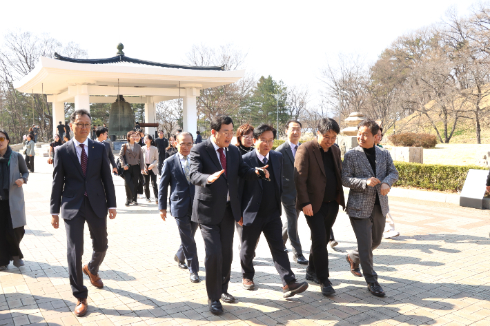 국회 외교통일위원회 소속 의원들이 지난 3월 주낙영 경주시장의 안내로 APEC 정상회의가 열히는 하이코와 주요 시설을 둘러보고 있다. 경주시 제공