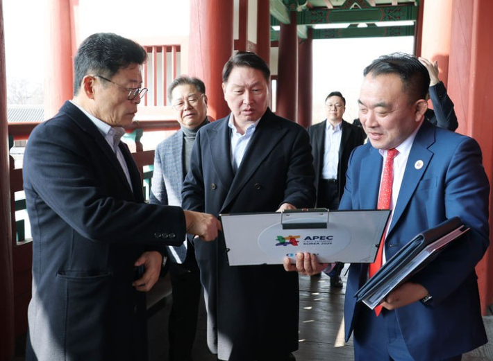 최태원 대한상의 회장이 지난 3월 경주를 방문해 APEC 경제인 행사관련 현장을 점검하고 있다. 대한상의 제공