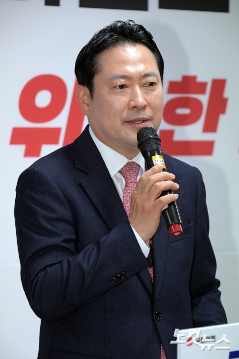 국민의힘 김문수 대선 경선 후보의 총괄선대본부장인 장동혁 의원이 18일 오전 서울 여의도 선거사무소에서 인사말을 하고 있다.