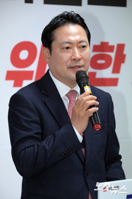 국민의힘 김문수 대선 경선 후보의 총괄선대본부장인 장동혁 의원이 18일 오전 서울 여의도 선거사무소에서 인사말을 하고 있다.