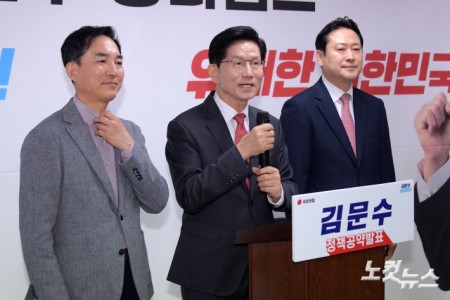 국민의힘 김문수 대선 경선 후보가 18일 오전 서울 여의도 선거사무소에서 장동혁 총괄선대본부장(오른쪽)과 박민식 전략기획본부장을 소개하고 있다.