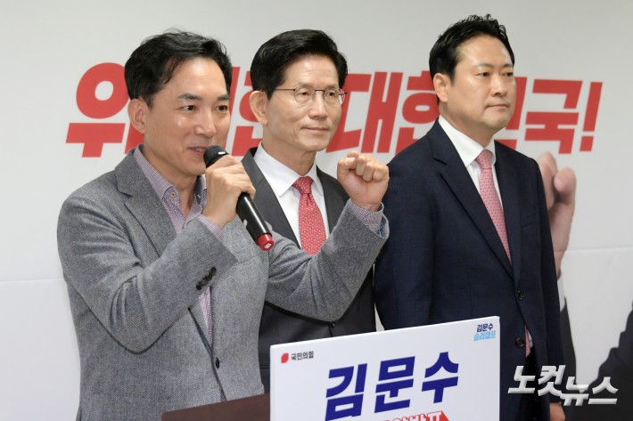 국민의힘 김문수 대선 경선 후보의 전략기획본부장인 박민식 전 국가보훈부 장관이 18일 서울 여의도 선거 사무실에서 인사말을 하고 있다.