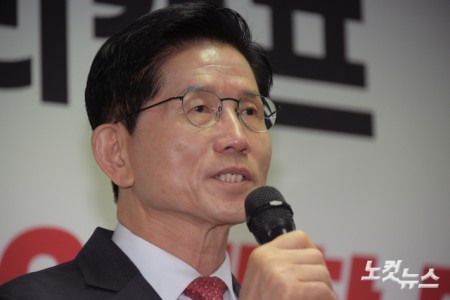 국민의힘 김문수 대선 경선 후보가 18일 오전 서울 여의도 선거사무소에서 경제살리기 공약 발표 기자회견을 하고 있다.