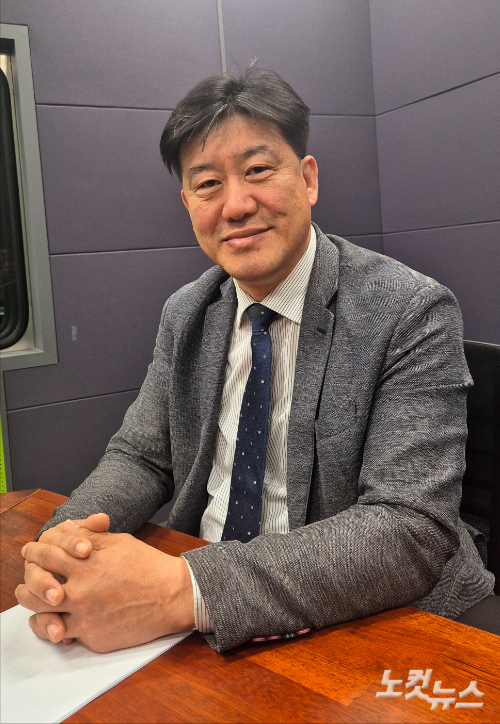 강원CBS.강원영동CBS 시사프로그램 <최진성의 위클리오늘>에 출연한 강원특별자치도 장애인종합복지관 엄정호 관장 . 강민주 PD