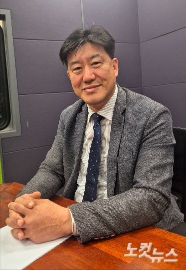 강원CBS.강원영동CBS 시사프로그램 <최진성의 위클리오늘>에 출연한 강원특별자치도 장애인종합복지관 엄정호 관장 . 강민주 PD