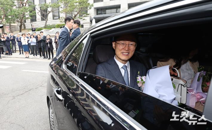 헌재 떠나는 문형배 헌재소장 권한대행