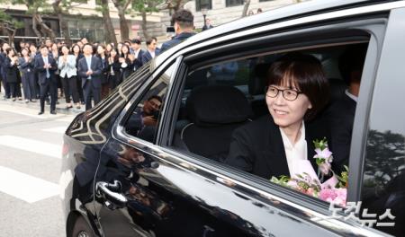 헌재 떠나는 이미선 재판관